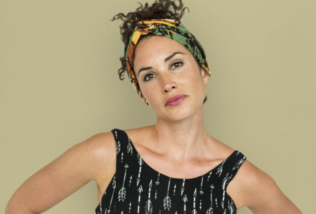 Bien porter le bandeau cheveux : styles et astuces