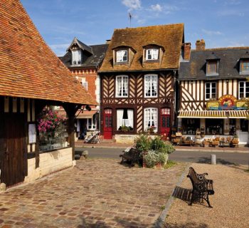 Beuvron-en-Auge : découverte des maisons à colombages et jardins fleuris en Normandie