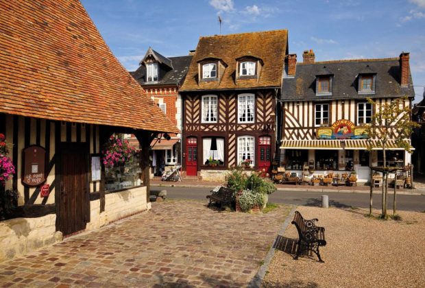 Beuvron-en-Auge : découverte des maisons à colombages et jardins fleuris en Normandie