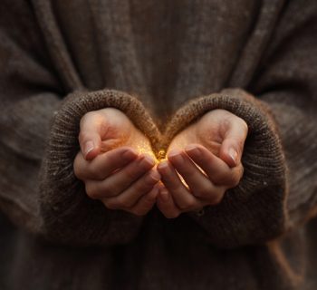 Mains froides : signification spirituelle et symbolique