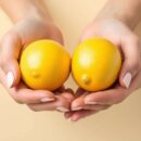 Augmenter sa poitrine avec du citron : mythe ou réalité ?